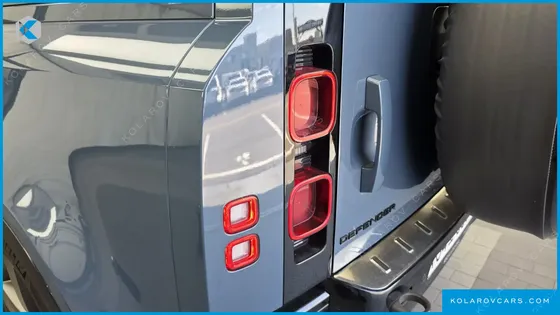 LAND ROVER DEFENDER 110 P300 X-DYNAMIC SE