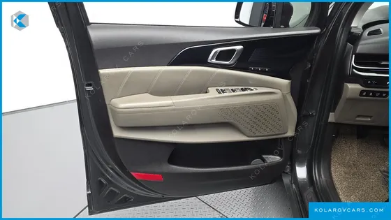 KIA CARNIVAL DIESEL 9-SEATER SIGNATURE