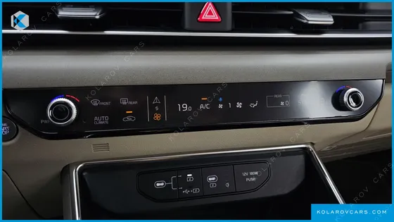 KIA CARNIVAL GASOLINE 7-SEATER NOBLESSE
