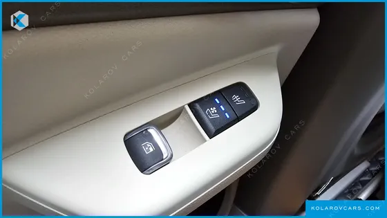 KIA CARNIVAL GASOLINE 7-SEATER NOBLESSE