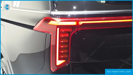 KIA CARNIVAL DIESEL 9-SEATER SIGNATURE
