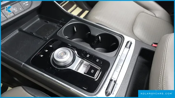 KIA CARNIVAL DIESEL 7-SEATER OUTDOOR