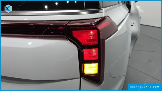 KIA CARNIVAL DIESEL 7-SEATER OUTDOOR
