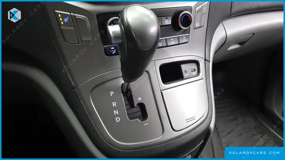 HYUNDAI STAREX VAN 3-SEATER