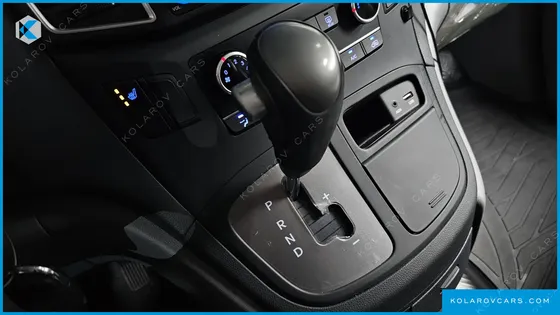 HYUNDAI STAREX VAN 5-SEATER