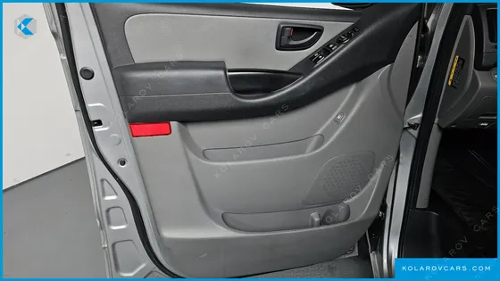 HYUNDAI STAREX VAN 5-SEATER