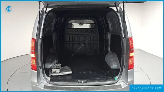 HYUNDAI STAREX VAN 5-SEATER