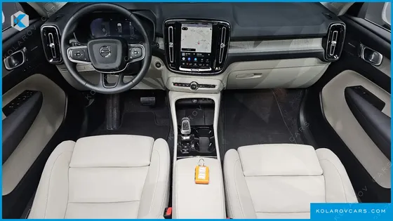 VOLVO XC40 B4 ULTRA BRIGHT