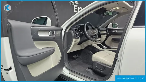 VOLVO XC40 B4 ULTRA BRIGHT