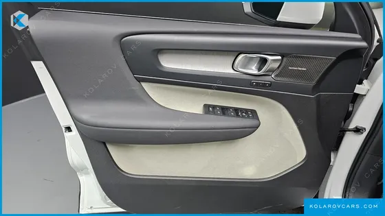 VOLVO XC40 B4 ULTRA BRIGHT