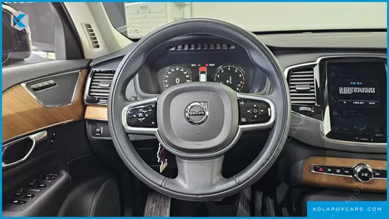 VOLVO XC90 B5 MOMENTUM