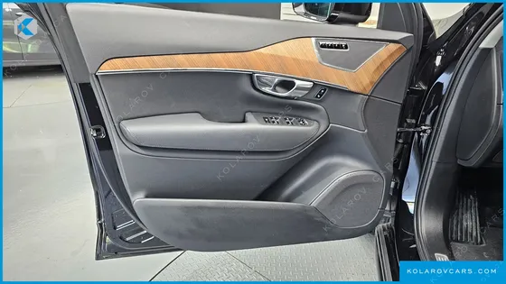 VOLVO XC90 B5 MOMENTUM