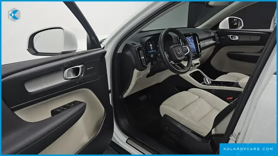 VOLVO XC40 B4 ULTRA BRIGHT
