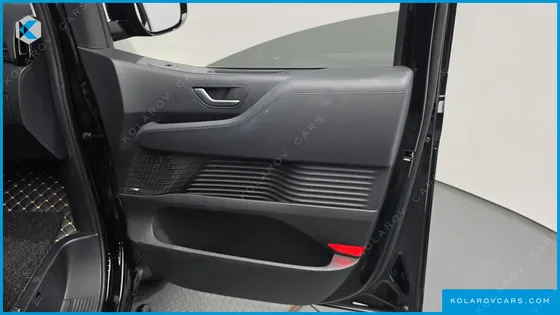 HYUNDAI STARIA 4WD LOUNGE 7-SEATER