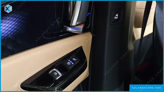 KIA CARNIVAL GASOLINE 7-SEATER SIGNATURE