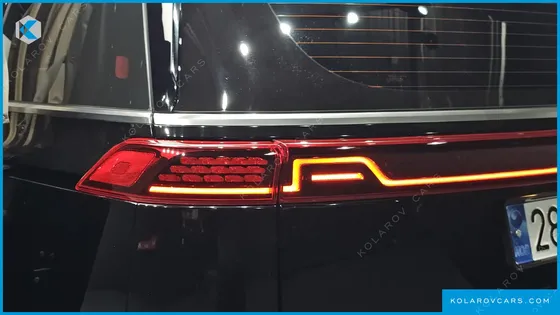 KIA CARNIVAL GASOLINE 9-SEATER HI-LIMOUSINE