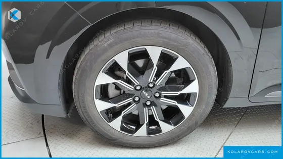 KIA CARNIVAL GASOLINE 7-SEATER OUTDOOR