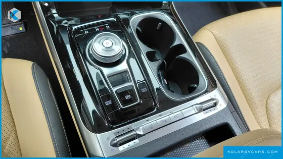 KIA CARNIVAL GASOLINE 7-SEATER OUTDOOR