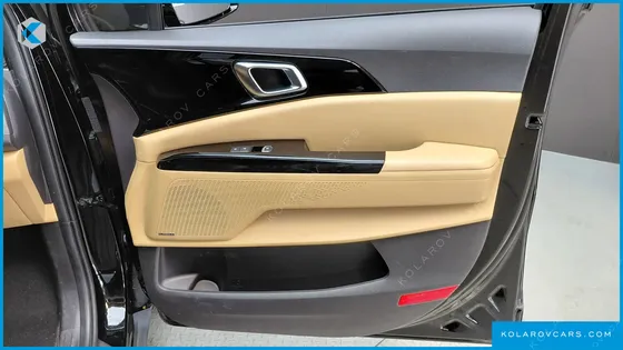KIA CARNIVAL GASOLINE 7-SEATER OUTDOOR