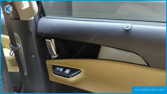 KIA CARNIVAL GASOLINE 7-SEATER OUTDOOR