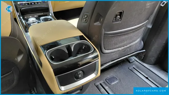 KIA CARNIVAL GASOLINE 7-SEATER OUTDOOR