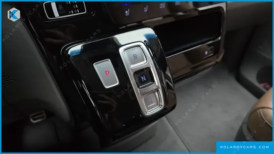HYUNDAI STARIA LOUNGE 7-SEATER
