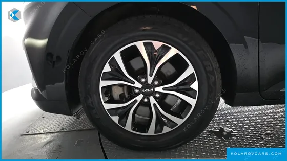 KIA CARNIVAL GASOLINE 9-SEATER NOBLESSE