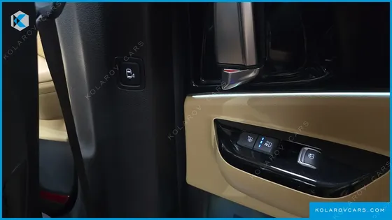 KIA CARNIVAL GASOLINE 7-SEATER SIGNATURE