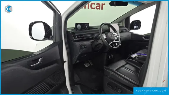 HYUNDAI STARIA LOUNGE 9-SEATER