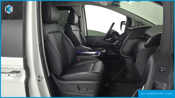 HYUNDAI STARIA LOUNGE 9-SEATER