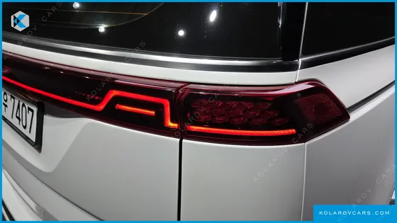 KIA CARNIVAL DIESEL 7-SEATER HI-LIMOUSINE