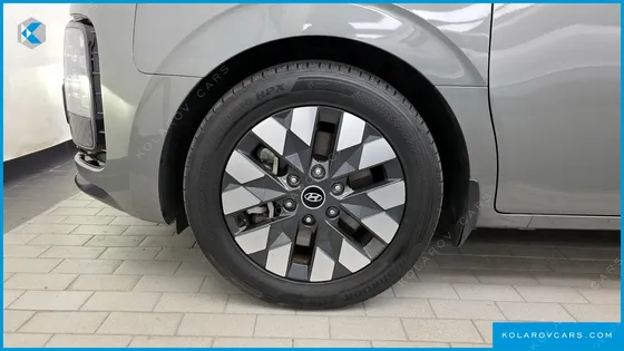 HYUNDAI STARIA 4WD LOUNGE 9-SEATER