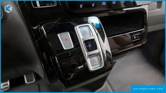 HYUNDAI STARIA 4WD LOUNGE 9-SEATER