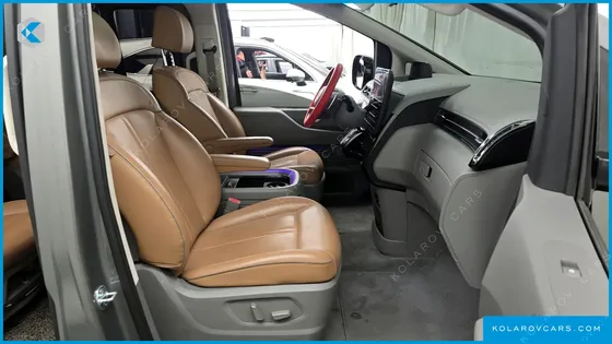 HYUNDAI STARIA 4WD LOUNGE 9-SEATER