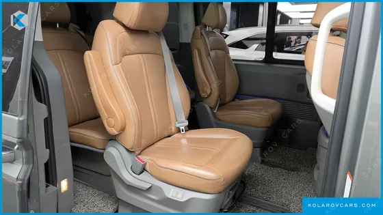 HYUNDAI STARIA 4WD LOUNGE 9-SEATER