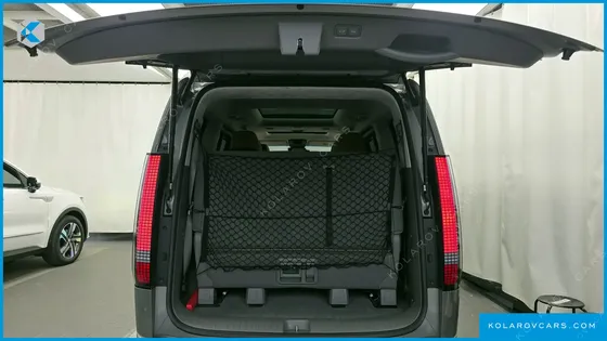 HYUNDAI STARIA 4WD LOUNGE 9-SEATER