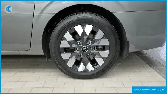 HYUNDAI STARIA 4WD LOUNGE 9-SEATER