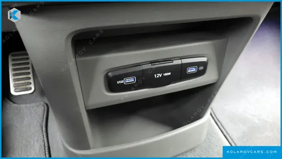 HYUNDAI STARIA 4WD LOUNGE 9-SEATER