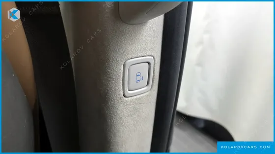 HYUNDAI STARIA 4WD LOUNGE 9-SEATER