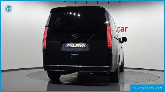 HYUNDAI STARIA LOUNGE 9-SEATER