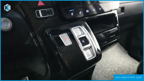 HYUNDAI STARIA LOUNGE 9-SEATER