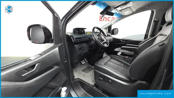HYUNDAI STARIA LOUNGE 9-SEATER