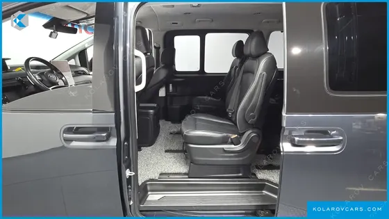 HYUNDAI STARIA LOUNGE 9-SEATER