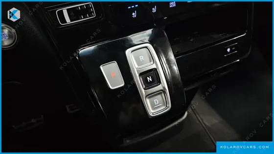 HYUNDAI STARIA LOUNGE 9-SEATER