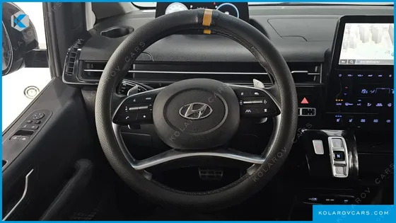 HYUNDAI STARIA LOUNGE 9-SEATER