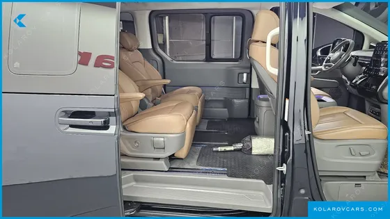 HYUNDAI STARIA 4WD LOUNGE 7-SEATER