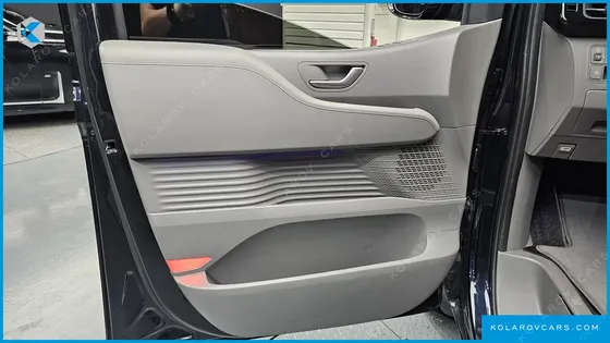 HYUNDAI STARIA 4WD LOUNGE 7-SEATER