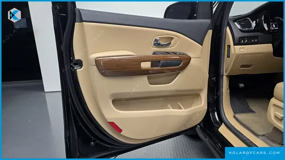 KIA CARNIVAL 7-SEATER HI-LIMOUSINE