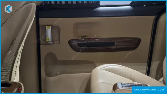 KIA CARNIVAL 7-SEATER HI-LIMOUSINE