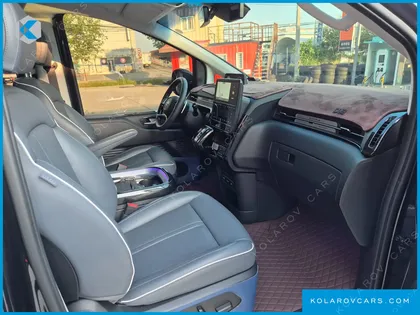 HYUNDAI STARIA 4WD LOUNGE 9-SEATER